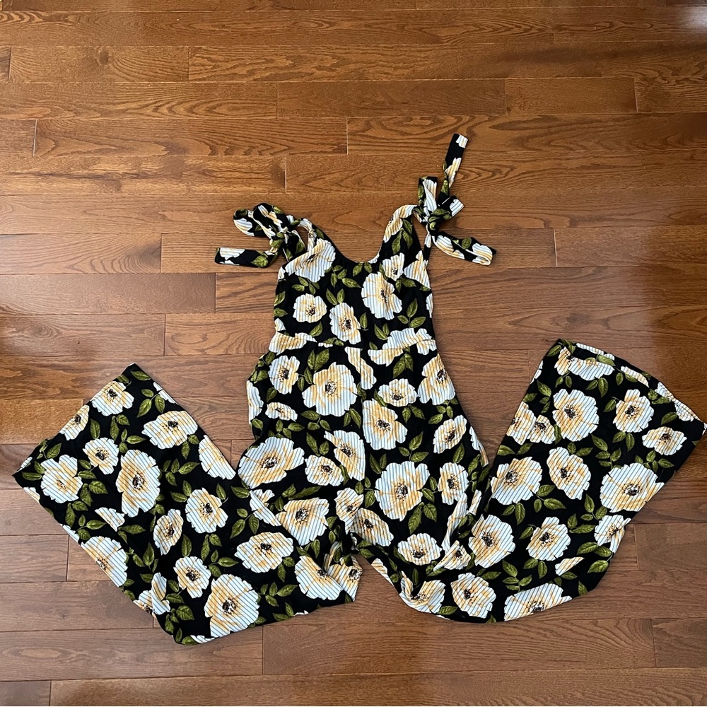 /Forever 21/ Jumpsuit wide pant open back